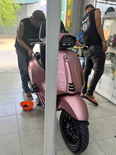 Dán đổi màu xe máy